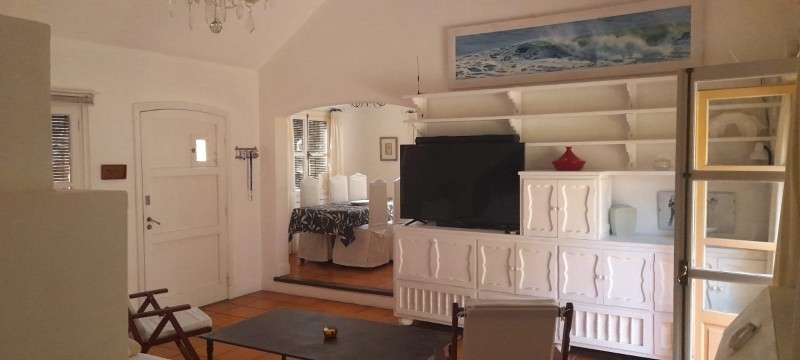 Disfrute del bosque a sólo dos cuadras de la calle principal, Casa en alquiler sobre La Barra.